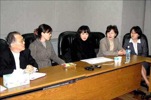 13일 정오 최진실씨 소송과 관련 25명의 변호사들이 무료변론에 대해 회의를 가졌다.(왼쪽에서 첫 번째가 대표격인 강지원 변호사, 가운데가 최진실씨) 